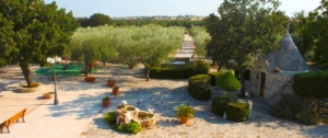 Panoramica piazzale e trullo Agriturismo Regno di Marzagaglia Gioia del Colle 1