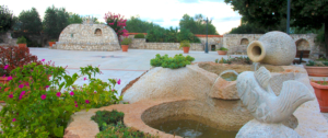 Piazzale e fontanina Agriturismo Regno di Marzagaglia Gioia del Colle