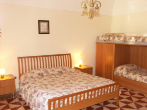 Stanza storica familiare 5 posti 1 letto matrimoniale 1 letto a castello 1 letto supplementare Agriturismo Regno di Marzagaglia Gioia del Colle