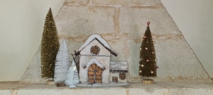 Decorazioni di Natale e Capodanno sul caminetto in agriturismo