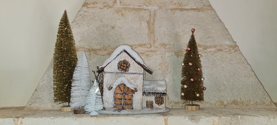 Decorazioni di Natale e Capodanno sul caminetto in agriturismo