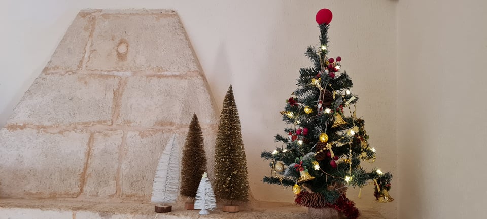 Decorazioni e albero di Natale per le feste in agriturismo