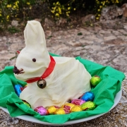 Coniglio di Pasqua con ovetti di cioccolato