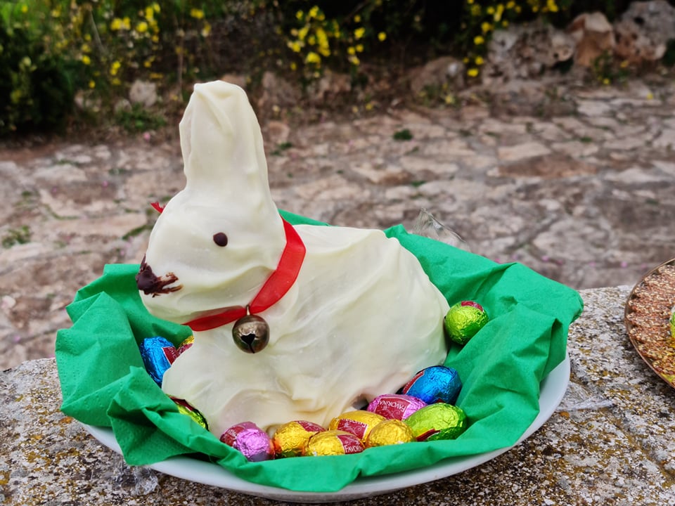 Coniglio di Pasqua con ovetti di cioccolato