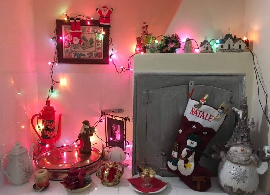 Calza della Befana e luci di Natale sulla stufa in agriturismo