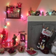 Calza della Befana e luci di Natale sulla stufa in agriturismo
