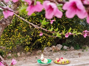 Coniglio e agnello di Pasqua con ramo fiorito in primavera