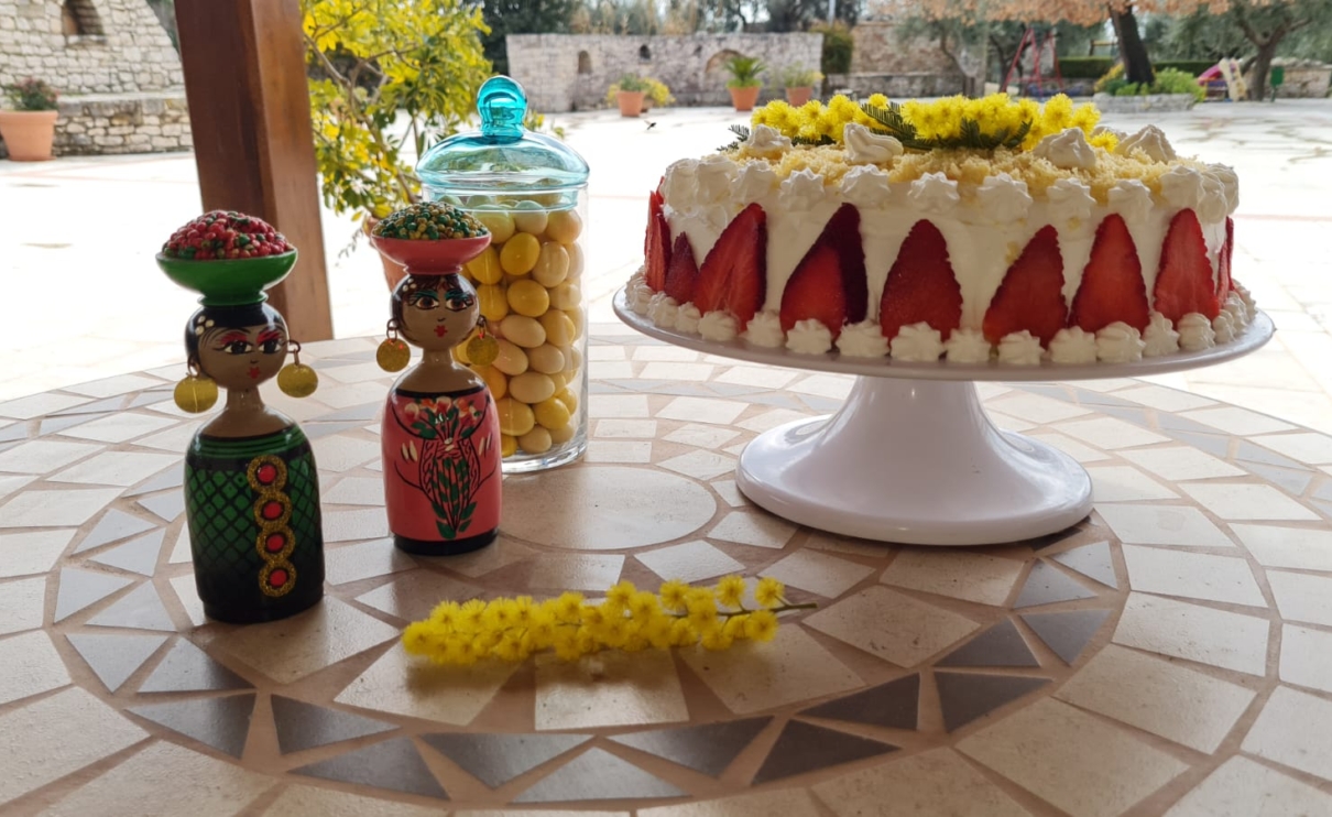 Torta mimosa sul tavolo nel piazzale in agriturismo