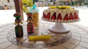 Torta mimosa sul tavolo nel piazzale in agriturismo