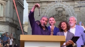 Sylvester Stallone mostra la chiave del nonno a Gioia del Colle
