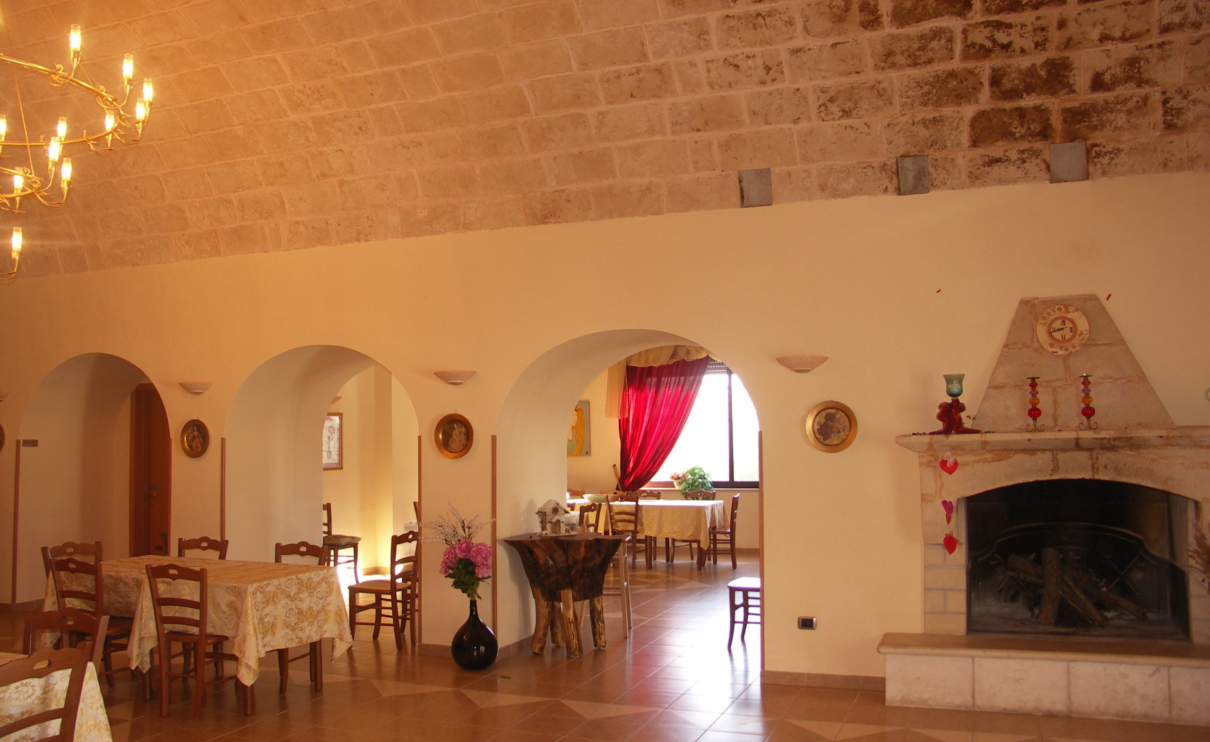 Sala ristorante in agriturismo con caminetto e archi