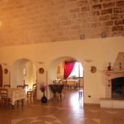 Sala ristorante in agriturismo con caminetto e archi