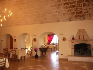 Sala ristorante in agriturismo con caminetto e archi